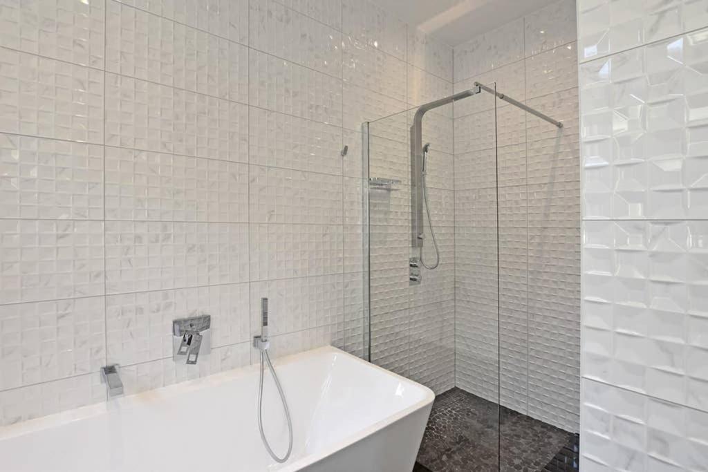 6,5 Luxury Room Apartment - Central Zwickau - 3 Bedrooms - 2 Bathrooms エクステリア 写真